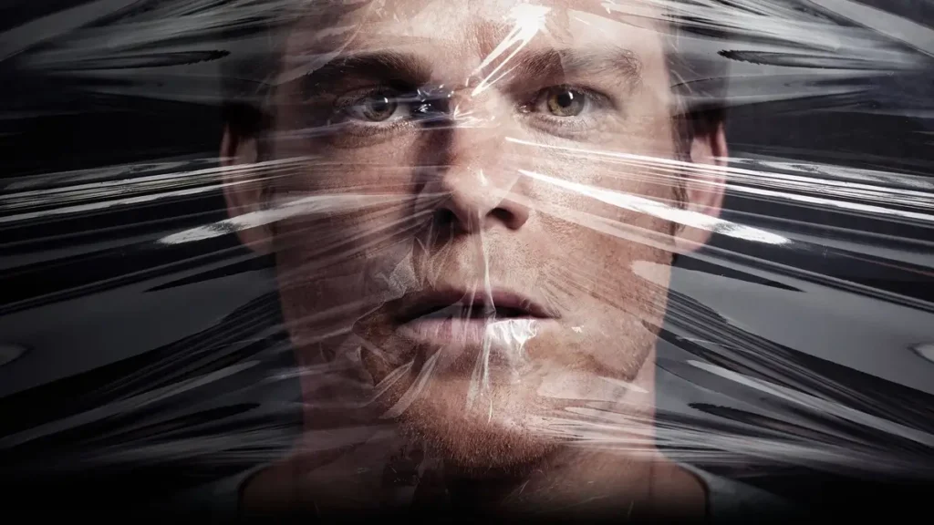 Dexter na 8ª temporada, retratado atrás de uma película plástica em imagem promocional da série