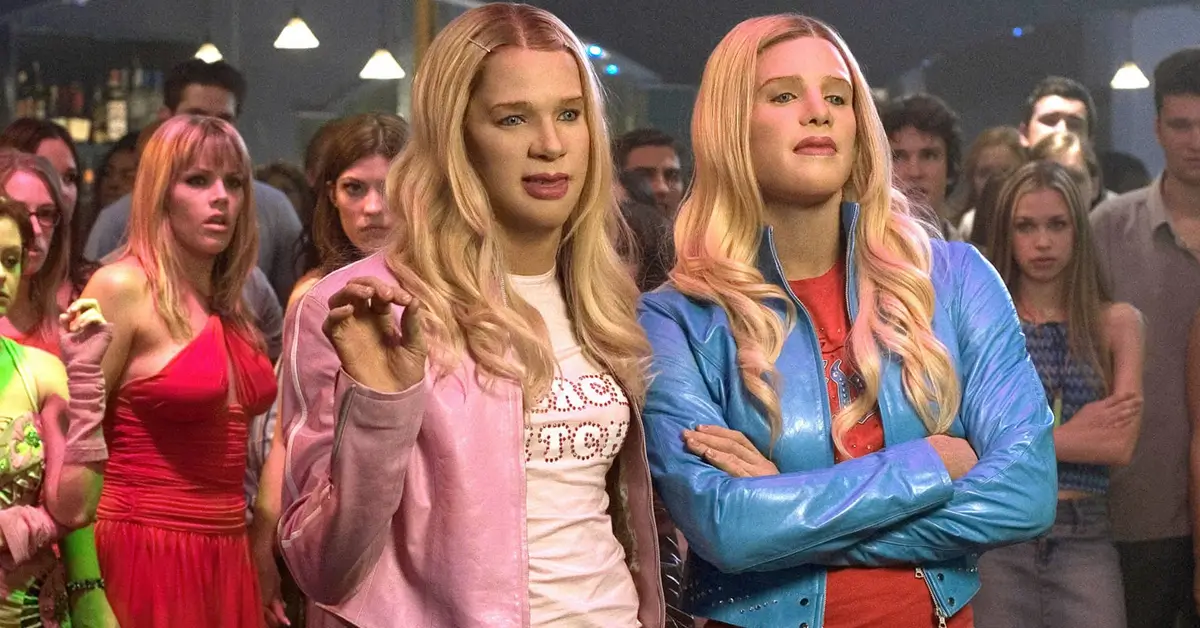 Shawn Wayans e Marlon Wayans caracterizados como Brittany e Tiffany Wilson em uma das cenas mais famosas de As Branquelas (2004