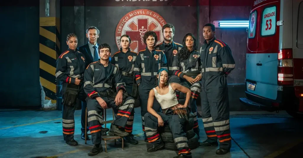 Elenco de Emergência 53 reunido nos bastidores da nova série médica do Globoplay
