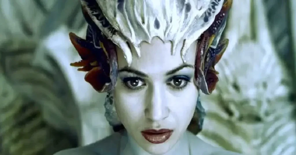 Olga Kurylenko caracterizada como rainha sereia em Empires of the Deep, filme concluído e inédito