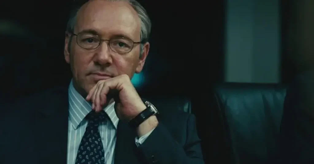 Kevin Spacey caracterizado como o escritor Gore Vidal em cena do filme Gore, produção que foi abandonada pela Netflix antes do lançamento