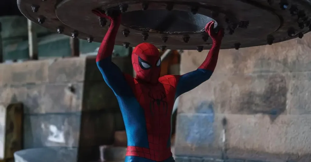 Homem-Aranha segura uma pesada estrutura metálica em cena de Homem-Aranha: Um Novo Dia (2026), filme elogiado pela crítica por sua abordagem mais madura e emocional de Peter Parker.