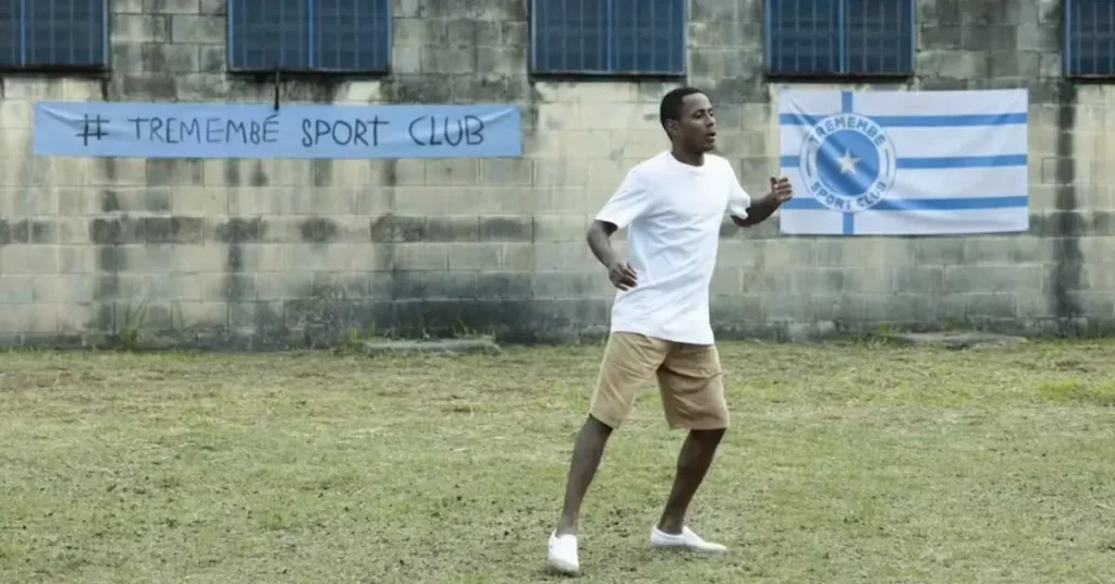 Ícaro Silva como Robinho na 2ª temporada de Tremembé