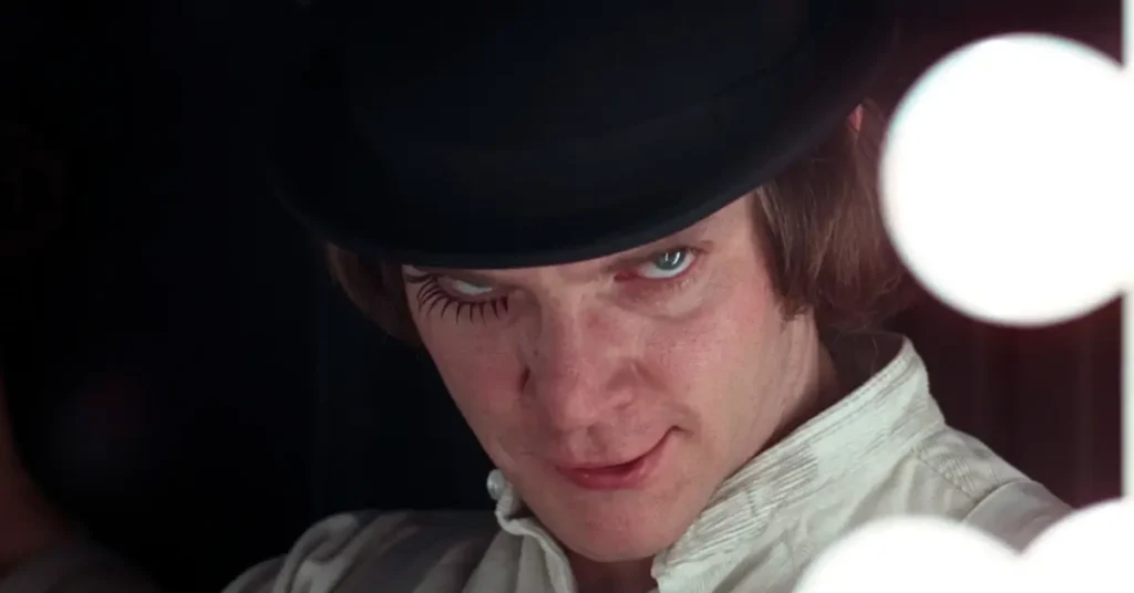 Alex DeLarge, interpretado por Malcolm McDowell, em imagem promocional de Laranja Mecânica utilizada nos relançamentos do clássico de Stanley Kubrick.