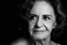 Laura Cardoso em retrato preto e branco; atriz morreu aos 98 anos em agosto de 2026, após mais de oito décadas de carreira no teatro, cinema e televisão brasileira.