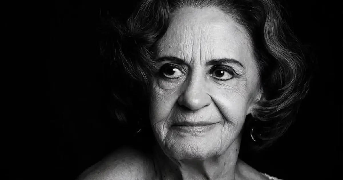 Laura Cardoso em retrato preto e branco; atriz morreu aos 98 anos em agosto de 2026, após mais de oito décadas de carreira no teatro, cinema e televisão brasileira.