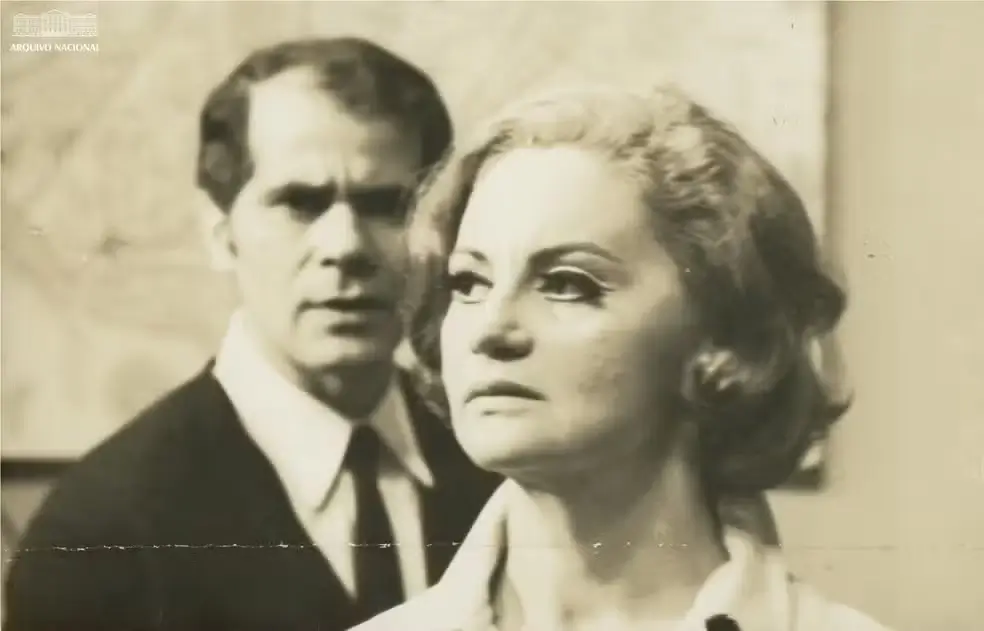 Laura Cardoso e Ivan Mesquita em cena da novela Algemas de Ouro, exibida pela Record entre 1969 e 1970