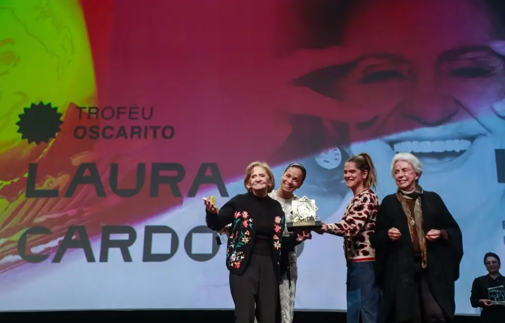 Laura Cardoso recebe o Troféu Oscarito no Festival de Cinema de Gramado em 2023, homenagem pelo conjunto de sua carreira