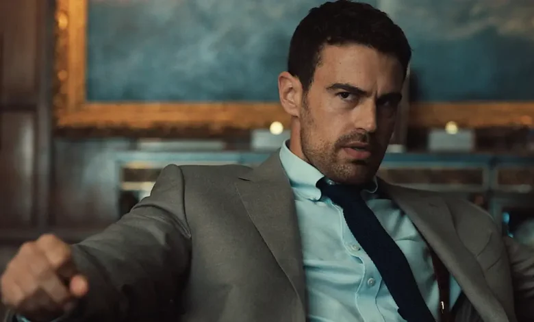 Theo James como Eddie Horniman em Magnatas do Crime: Temporada 2, usando terno e gravata em uma cena da série da Netflix.