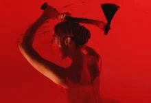 Primeiras imagens de Monstro: A História de Lizzie Borden revelam o pôster oficial da 4ª temporada da série da Netflix criada por Ryan Murphy.