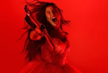 Ella Beatty como Lizzie Borden em cena do trailer de MONSTRO: A História de Lizzie Borden, quarta temporada da série antológica da Netflix