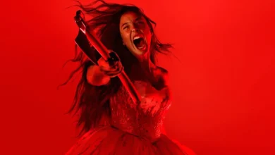 Ella Beatty como Lizzie Borden em cena do trailer de MONSTRO: A História de Lizzie Borden, quarta temporada da série antológica da Netflix
