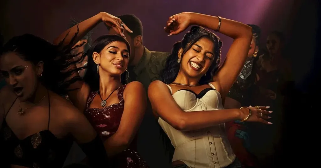 Duas jovens dançam em uma festa no filme Conforme a Música, com Maitreyi Ramakrishnan e Priyanka Kedia, comédia da Netflix sobre uma equipe universitária de dança Bollywood-fusion.