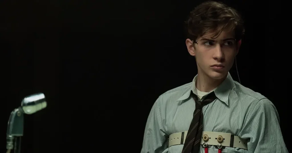 Jacob Tremblay interpreta o jovem Ted Kaczynski em cena de Unabomber, drama da Netflix inspirado na história real do criminoso conhecido como Unabomber.