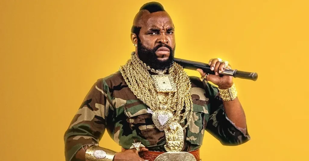 Mr. T aparece caracterizado como B.A. Baracus, com moicano, uniforme militar e correntes de ouro, em imagem relacionada ao documentário Untold Mr. T: Eu Tenho Pena do Tolo, da Netflix.
