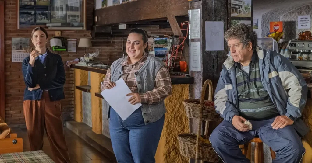 Alexandra Jiménez, Maribel Verdú e Pedro Casablanc aparecem em cena de Vamos, Time!, comédia espanhola da Netflix ambientada durante um retiro corporativo.