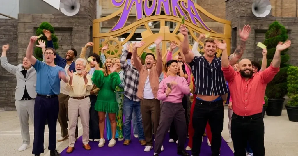Participantes de Wonka: O Bilhete Dourado reunidos em frente à entrada da atração