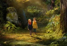 Prue McKeel e Curtis caminham por uma floresta mágica em O Bosque Selvagem (Wildwood), animação em stop-motion dirigida por Travis Knight.