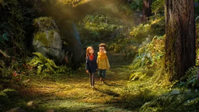 Prue McKeel e Curtis caminham por uma floresta mágica em O Bosque Selvagem (Wildwood), animação em stop-motion dirigida por Travis Knight.