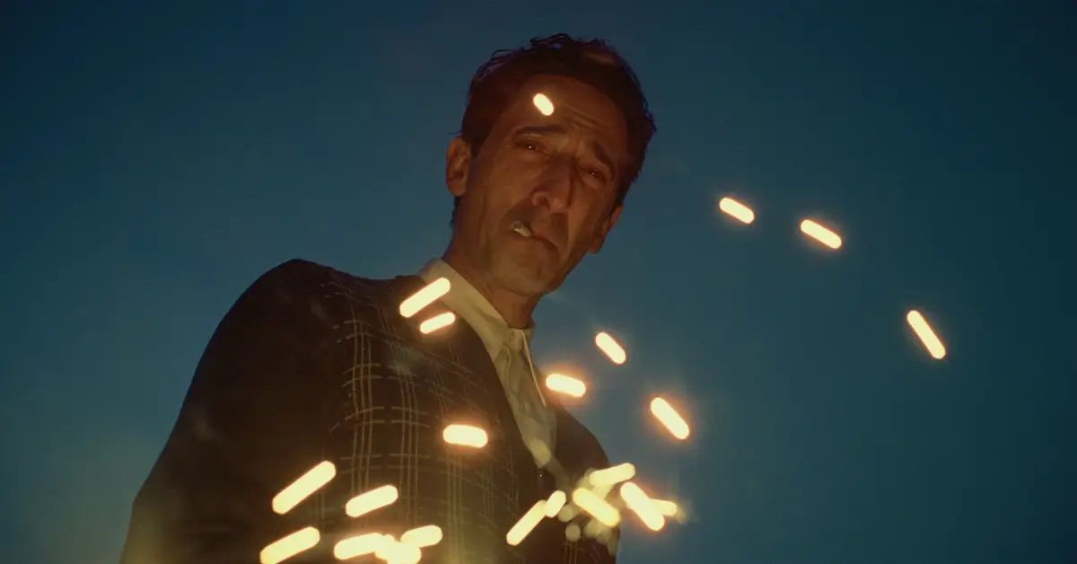 Adrien Brody em cena de O Brutalista, um dos filmes que utilizaram inteligência artificial para aprimorar a pronúncia dos atores.