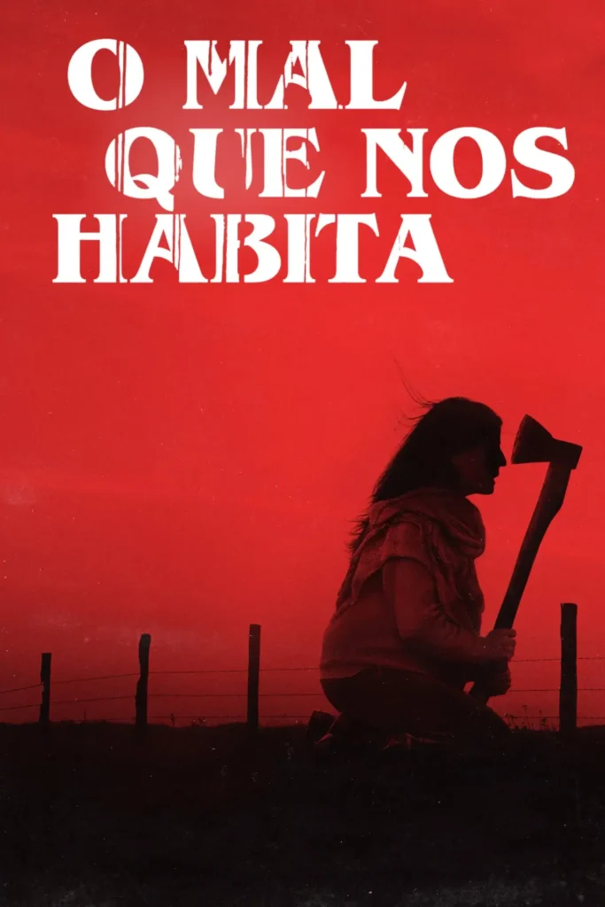 Pôster de O Mal que Nos Habita com uma mulher segurando um machado diante de um cenário vermelho