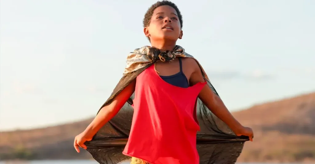 Cena de Feito Pipa (2026) com o jovem ator Yuri Gomes como Gugu, personagem que sonha em ser jogador de futebol e vive uma jornada de amadurecimento no interior do Ceará. Dirigido por Allan Deberton, o filme está entre os 15 longas brasileiros que disputam a vaga para representar o Brasil no Oscar 2027.