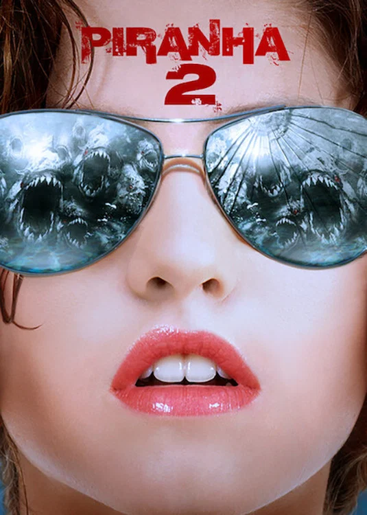 Pôster de Piranhas 3DD com Danielle Panabaker em destaque e piranhas refletidas nos óculos da atriz