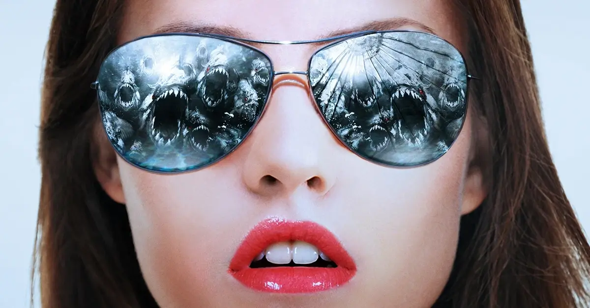 Danielle Panabaker em Piranhas 3DD usando óculos que refletem um cardume de piranhas