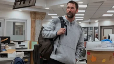 Cena de divulgação da 3ª temporada de The Pitt mostra um médico chegando ao pronto-socorro do hospital com uma mochila nas costas, enquanto o ambiente de atendimento aparece ao fundo.