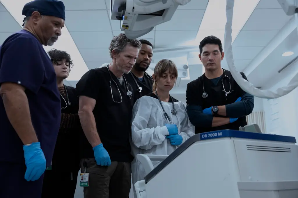 Equipe médica reunida ao redor de um paciente durante um atendimento em cena de The Pitt: Temporada 3, nova temporada da série médica da HBO Max.
