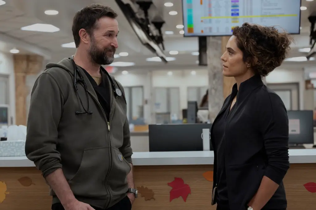 Noah Wyle como Dr. Michael “Robby” Robinavitch conversa com a Dra. Al-Hashimi no pronto-socorro em cena de The Pitt: Temporada 3, nova temporada da série médica da HBO Max.