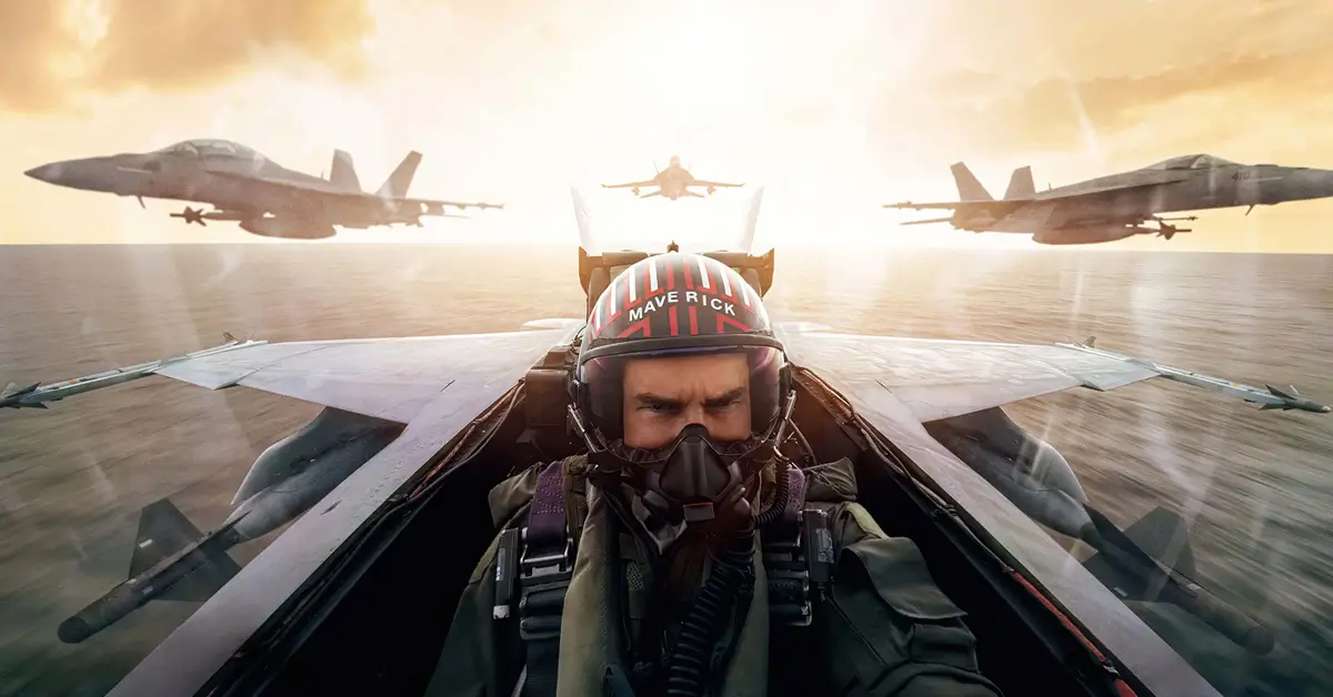 Tom Cruise em Top Gun: Maverick, filme que utilizou inteligência artificial no tratamento de imagens aéreas.