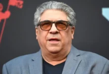 Vincent Pastore durante evento em tapete vermelho. Ator de Sopranos morreu aos 80 anos, conforme confirmado por seu empresário.