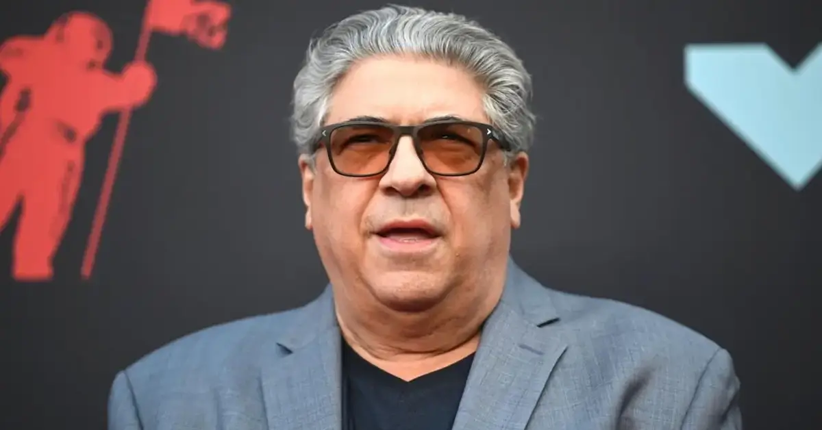 Vincent Pastore durante evento em tapete vermelho. Ator de Sopranos morreu aos 80 anos, conforme confirmado por seu empresário.