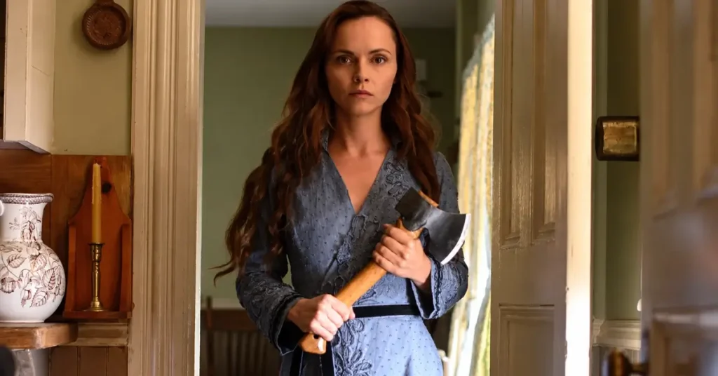 Christina Ricci como Lizzie Borden segurando um machado em A Arma de Lizzie Borden
