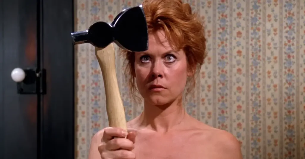 Elizabeth Montgomery como Lizzie Borden segurando um machado em A Lenda de Lizzie Borden