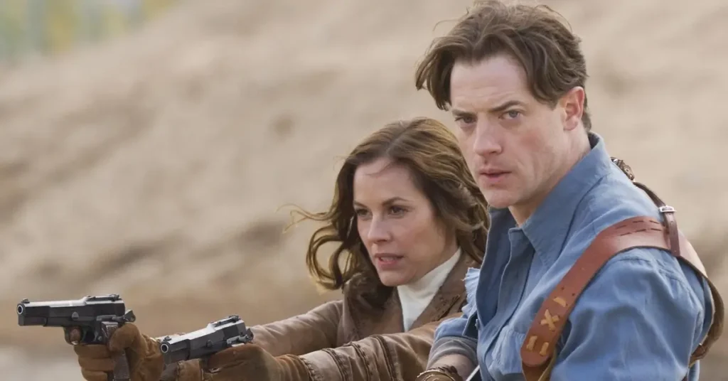 Cena de A Múmia – Tumba do Imperador Dragão (2008) com Brendan Fraser e Maria Bello em uma aventura no deserto