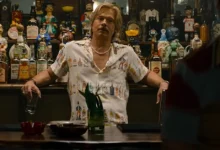 Brad Pitt como Cliff Booth em cena do trailer de As Novas Desventuras de Cliff Booth