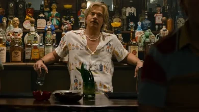 Brad Pitt como Cliff Booth em cena do trailer de As Novas Desventuras de Cliff Booth