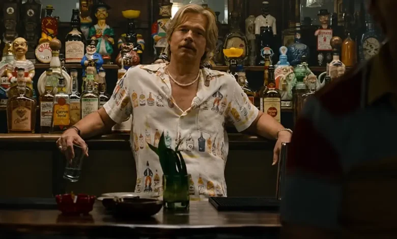 Brad Pitt como Cliff Booth em cena do trailer de As Novas Desventuras de Cliff Booth