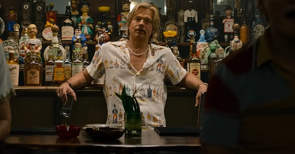 Brad Pitt como Cliff Booth em cena do trailer de As Novas Desventuras de Cliff Booth