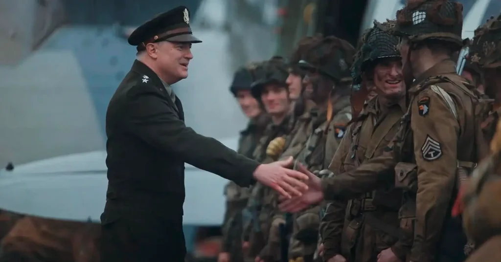Brendan Fraser em cena de Pressão (2026), filme sobre os acontecimentos que antecederam o Dia D