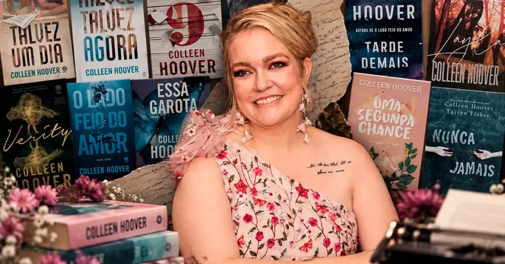 Colleen Hoover, autora de Verity, ao lado de livros publicados no Brasil