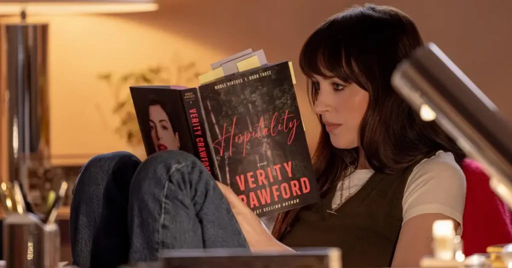 Dakota Johnson como Lowen Ashleigh lendo um livro em cena do filme Verity
