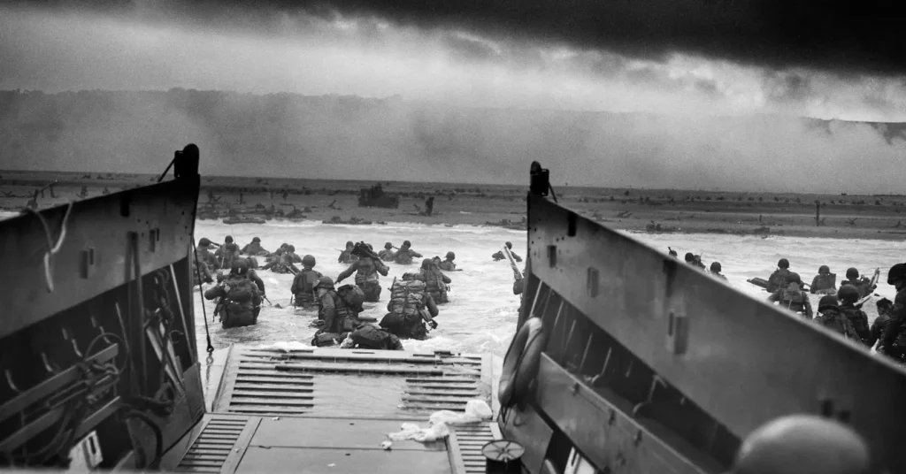Desembarque de soldados aliados na Normandia durante o Dia D na Operação Overlord