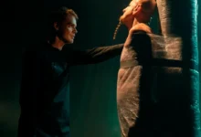 Dexter Morgan diante de um homem amarrado durante uma cena da 2ª temporada de Dexter: Ressurreição