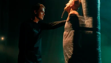 Dexter Morgan diante de um homem amarrado durante uma cena da 2ª temporada de Dexter: Ressurreição