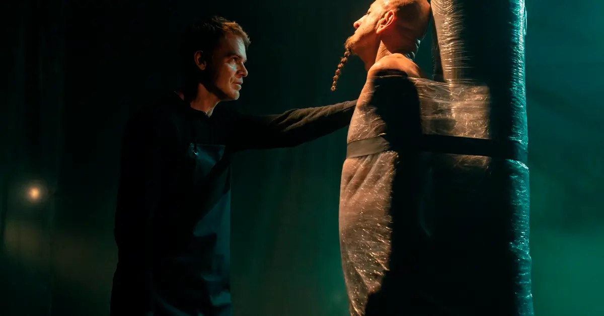 Dexter Morgan diante de um homem amarrado durante uma cena da 2ª temporada de Dexter: Ressurreição