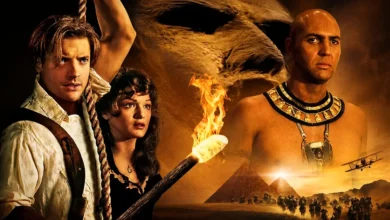Elenco de A Múmia (1999) reunido em arte cinematográfica com Brendan Fraser, Rachel Weisz e Arnold Vosloo no deserto egípcio