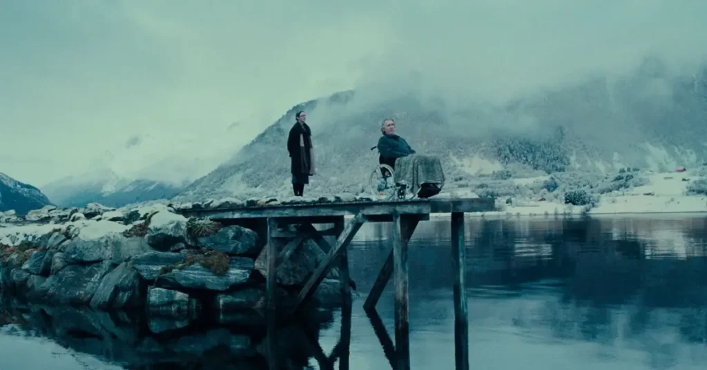 Erik Hivju e Renate Reinsve em cena de Fjord (2026)